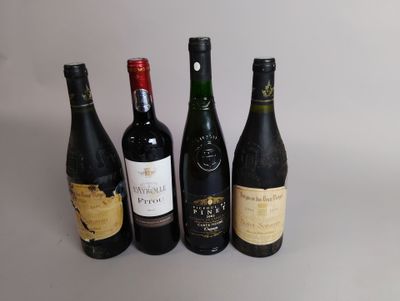 quatre bouteilles de vin sont alignées sur une table