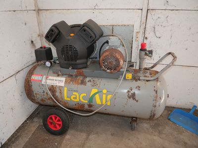 un petit compresseur d'air posé dans un coin d'une pièce