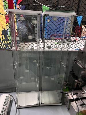 une photo d'une cabine de douche vitrée dans un magasin