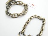 deux bracelets en argent posés sur une surface blanche