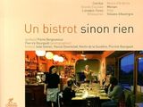 plusieurs personnes assises à une table dans un restaurant