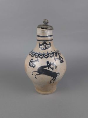 un petit vase orné d'un motif en noir et blanc