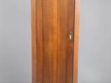 une photo d'une grande armoire en bois munie d'une porte