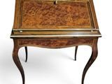 un petit bureau muni d'un tiroir sur le dessus