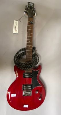 une guitare rouge accrochée au mur avec une corde
