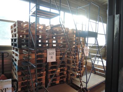 1 escabeau/plateforme grise à 10 marches