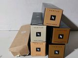 plusieurs boîtes de parfum empilées les unes sur les autres sur une table
