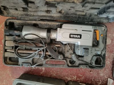 VENDU SUR DESIGNATION. 1 marteau-piqueur TITAN