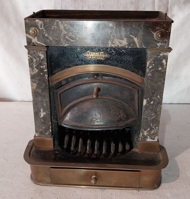 un poêle à l'ancienne avec une casserole posée dessus