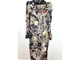 une robe de mannequin ornée d'un motif floral