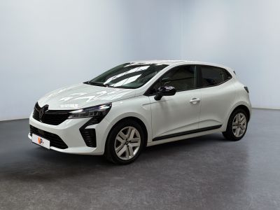 une voiture blanche garée dans une pièce au sol noir
