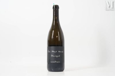 une bouteille de vin posée sur une table blanche