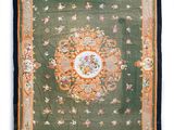 un tapis vert et orange orné d'un motif floral