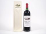 La bouteille de vin rouge se trouve à côté d'une boîte de vin.