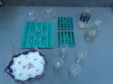 une table sur laquelle sont disposés de nombreux verres