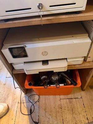 une image représentant une imprimante posée sur un bureau