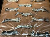 une valise contenant tout un tas de poissons argentés