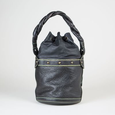 sac seau en cuir noir sur fond blanc