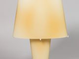 l'image d'une lampe posée sur une table