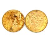 Deux pièces d'or sont représentées sur une surface blanche.