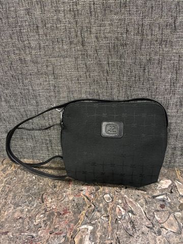 COURREGES - sac à main en tissu noir monogrammé. 18 X 25 cm. État...