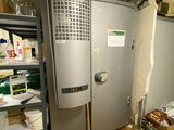 une photo d'une pièce dans laquelle se trouvent un réfrigérateur et des étagères