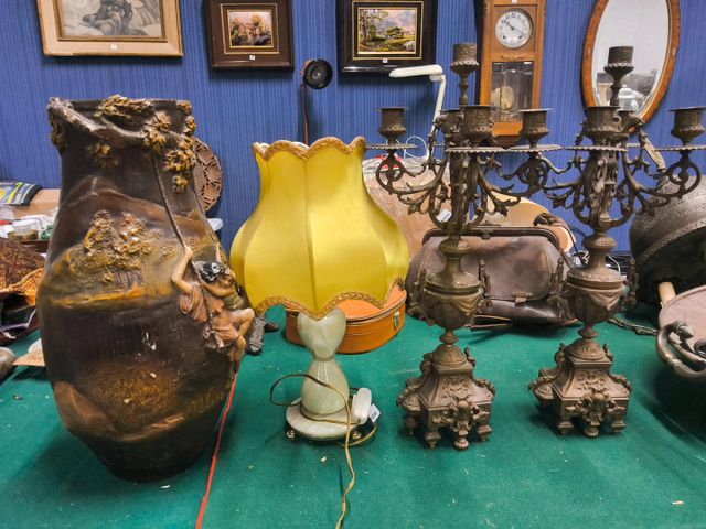Paire de candélabres en bronze en mauvais état, un pied de lampe ...