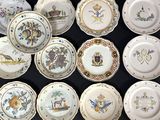 plusieurs assiettes à motifs différents sur une table