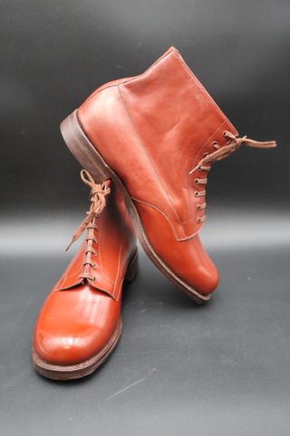Paire de bottes en cuir véritable marron/rouge. Taille : 43