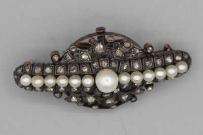 une broche ancienne en argent et perles, avec des perles sur fond blanc