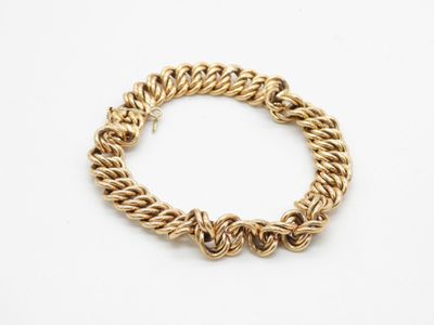 un bracelet à chaîne en or avec un fermoir sur fond blanc