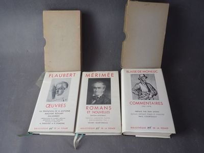 trois livres sont posés sur une table les uns à côté des autres