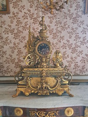 GRANDE PENDULE en régule doré à riche décor allégorique repo…