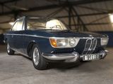 une voiture bleue garée dans un garage