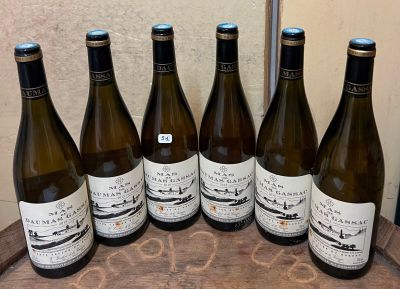 six bouteilles de vin sont alignées sur un tonneau en bois