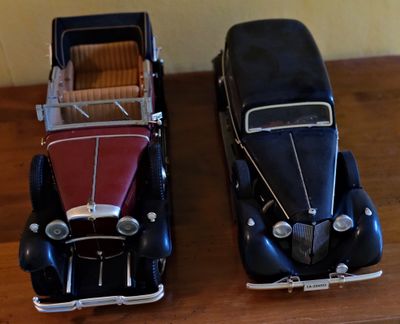 deux petites voitures posées côte à côte sur une table