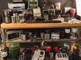 de nombreux appareils électroménagers posés sur une étagère