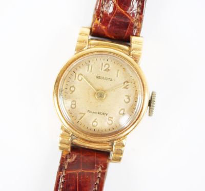une image d'un gros plan d'une montre-bracelet sur une surface blanche