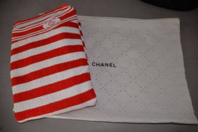 Serviette et pochette Chanel à rayures rouges et blanches