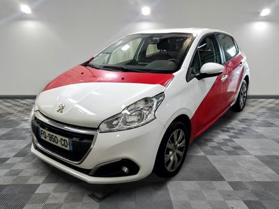 La petite voiture blanche et rouge est garée dans le garage.