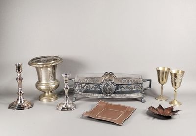 beaucoup d'objets en argent qui se trouvent sur la table