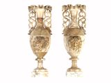 deux vases posés côte à côte sur une surface blanche