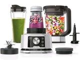 un mixeur avec un mixeur et un mixeur contenant un smoothie vert