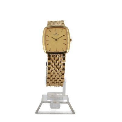 une image représentant une montre en or posée sur un socle, sur fond blanc