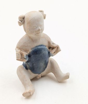 CHINE Figurine en grès porcelaineux représentant un enfant s…
