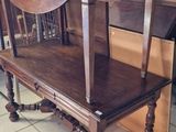 un banc en bois posé sur un sol carrelé