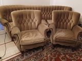 deux chaises placées l'une à côté de l'autre dans une pièce