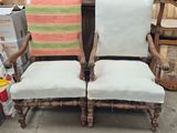 une paire de chaises anciennes en bois avec des coussins rembourrés, trouvées dans une casse