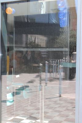 une porte vitrée donnant sur une terrasse