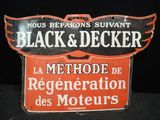 une pancarte sur laquelle est inscrit « Black & Decker »